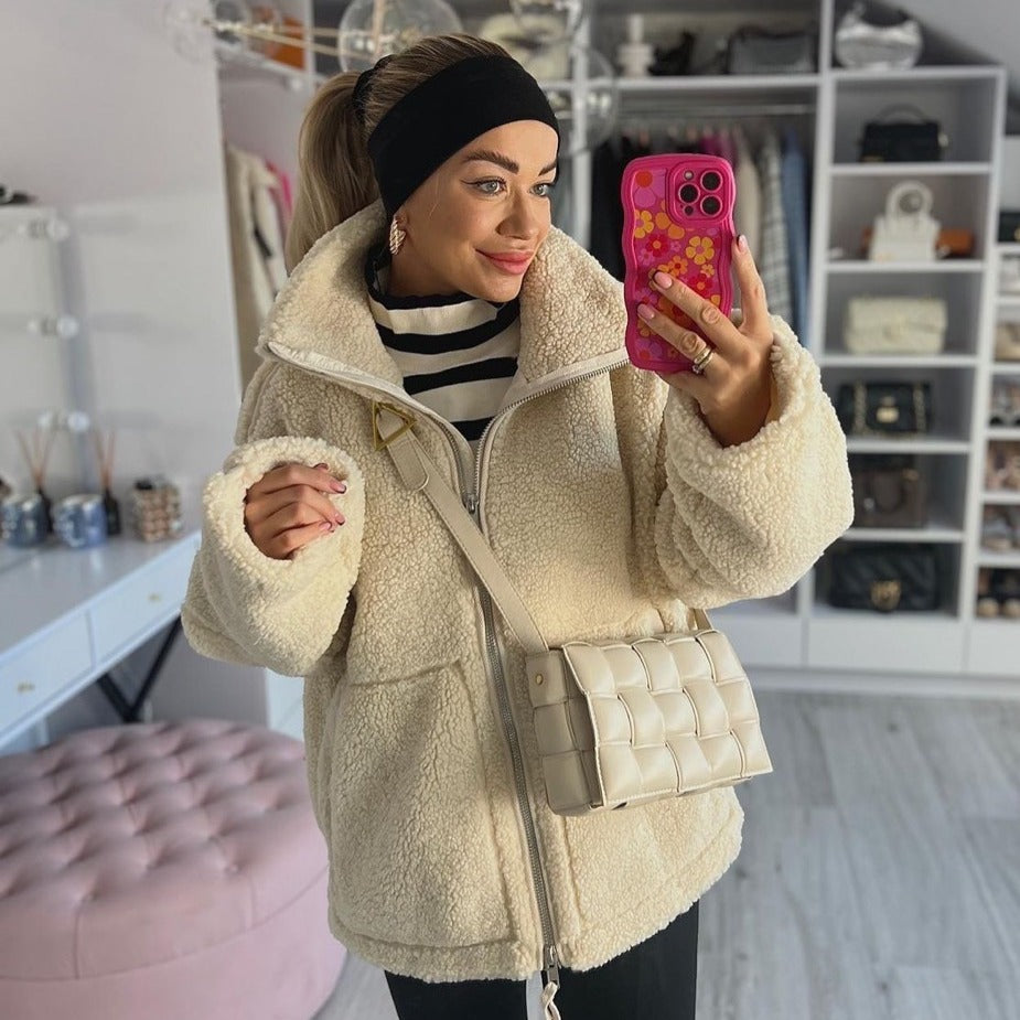 Manteau en laine d'agneau à col roulé pour femmes